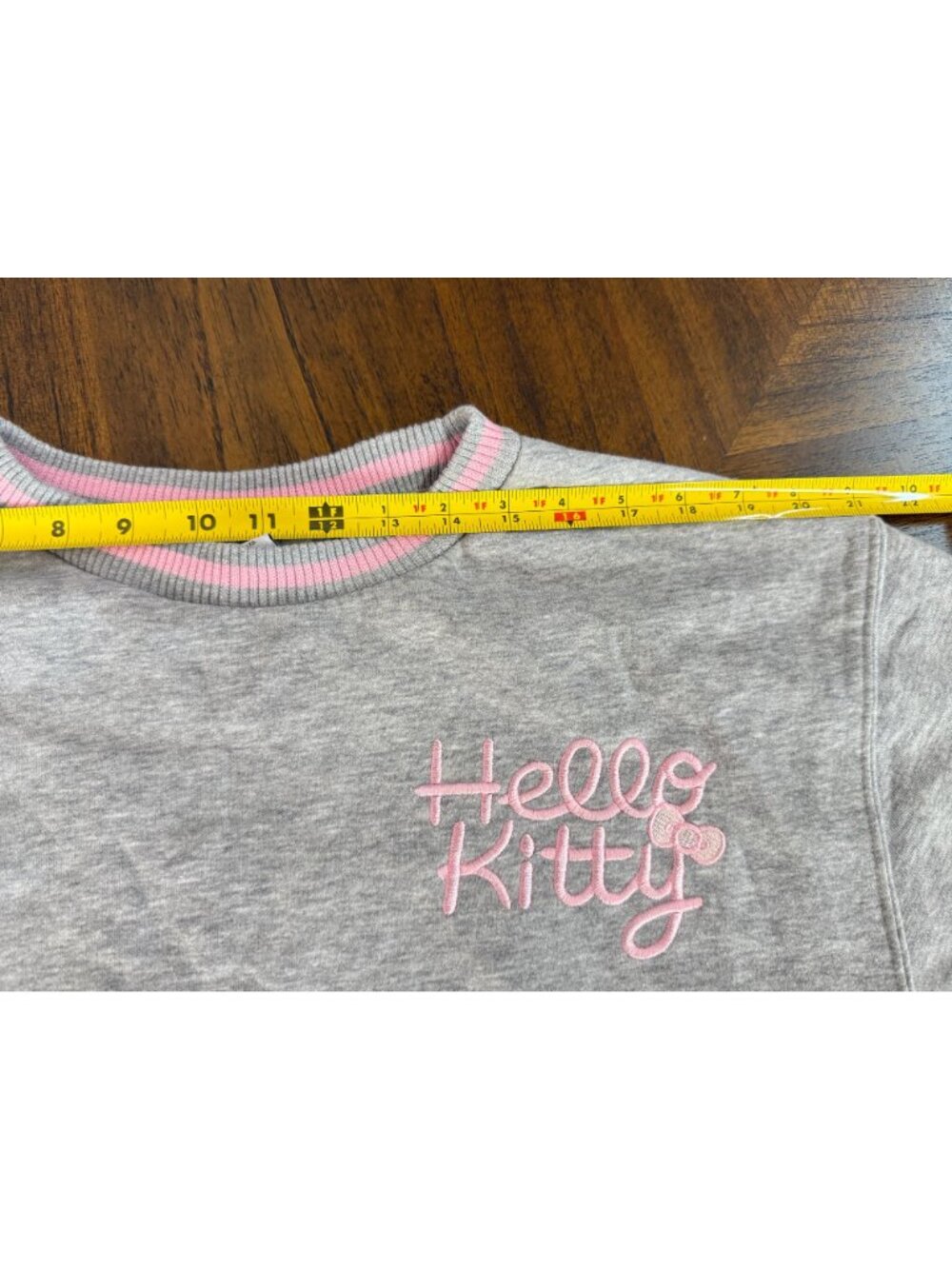 Hello Kitty Sanrio Gray Crewneck Sweatshirt Top Kitty Cat Size Medium - Picture 6 of 8